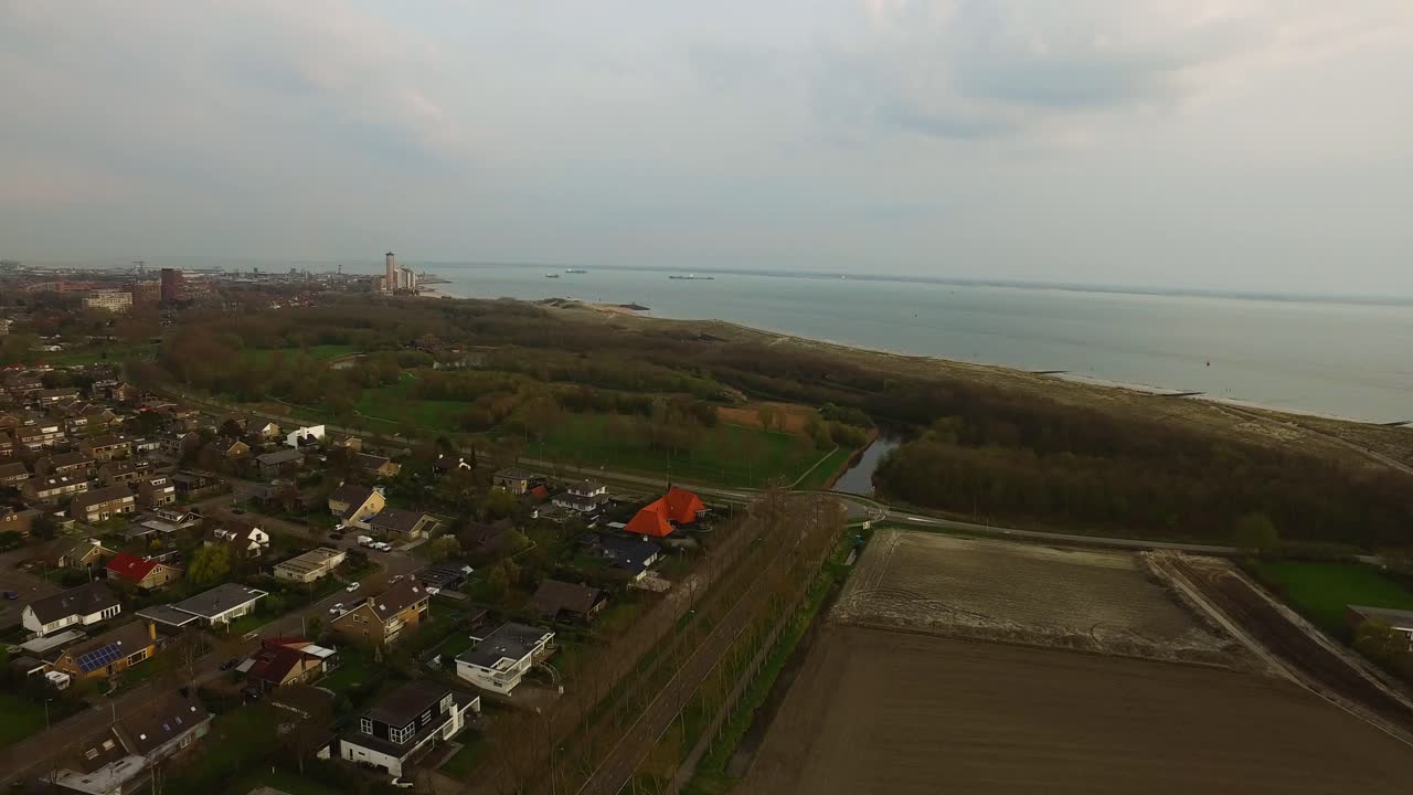 antena: la ciudad de vlissingen ubicada en el mar del norte durante la puesta de sol