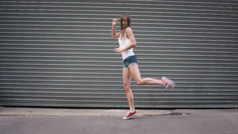 contemporánea funky mujer caucásica bailarina de calle bailando freestyle en la ciudad