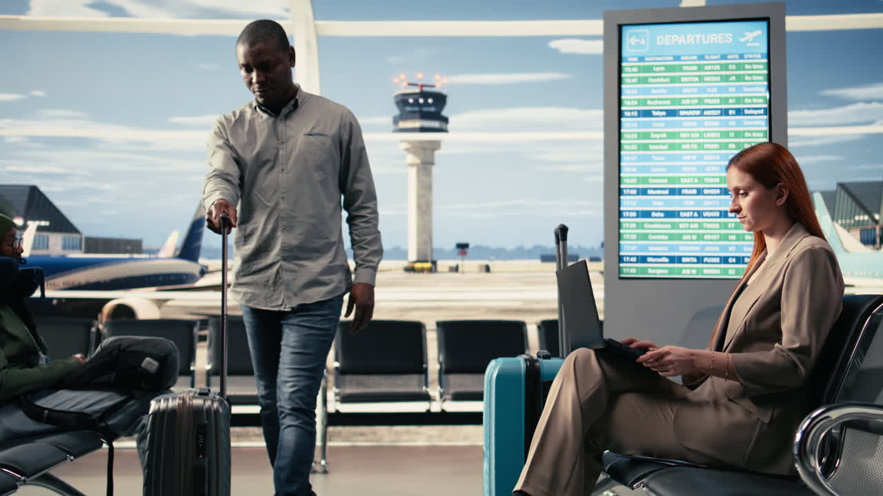 Mulher empreendedora trabalhando no notebook em um lounge de aeroporto entre voos.