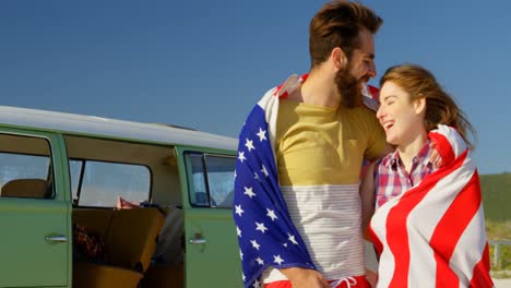 Hombre-Feliz-Besando-La-Frente-De-Una-Mujer-En-La-Playa-En-Un-Día-Soleado-4k