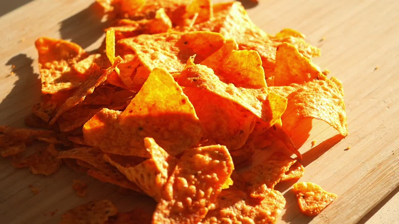 una pila de chips de tortilla en una tabla de madera