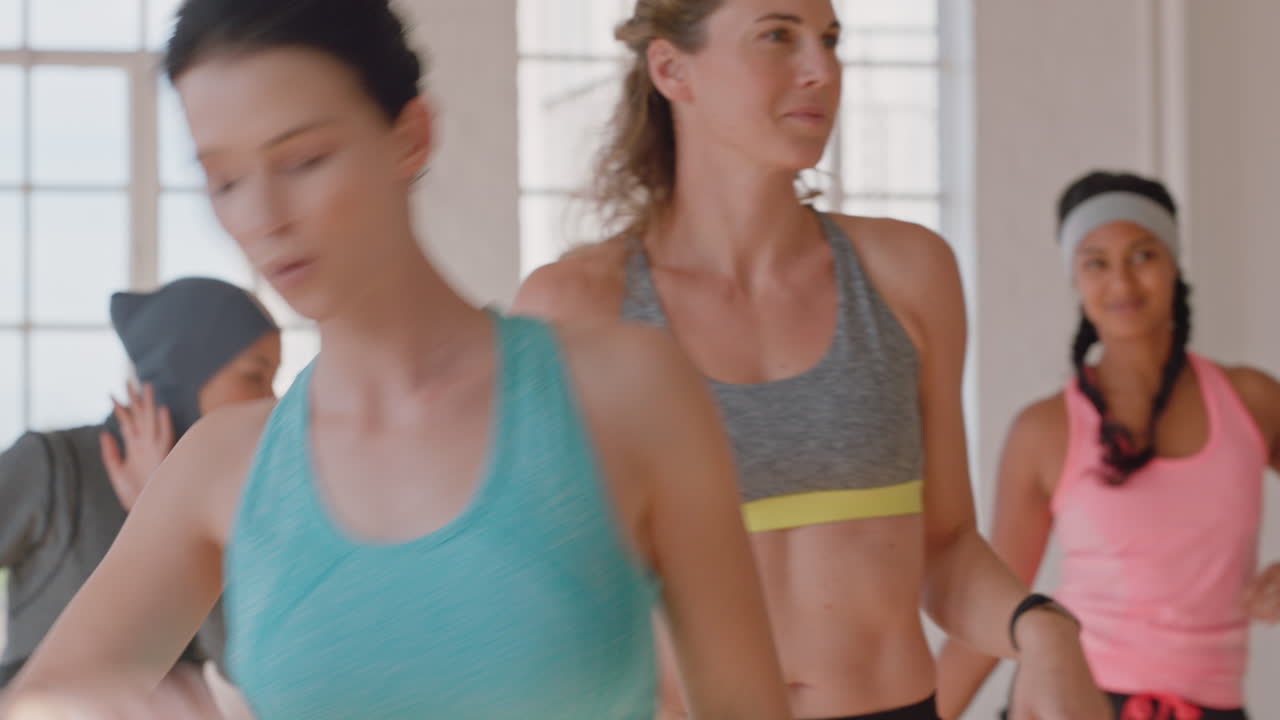 grupo de clase de baile de gente sana bailando disfrutando del ejercicio practicando movimientos de coreografía divirtiéndose en el gimnasio