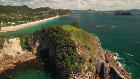 Cala-Escondida-A-Lo-Largo-De-La-Península-De-Coromandel,-Nueva-Zelanda