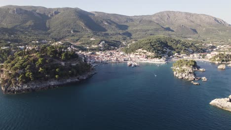 Arco-Aéreo-Disparó-Sobre-La-Pintoresca-Bahía-En-La-Costa-Jónica-De-La-Ciudad-Turística-De-Parga,-Grecia