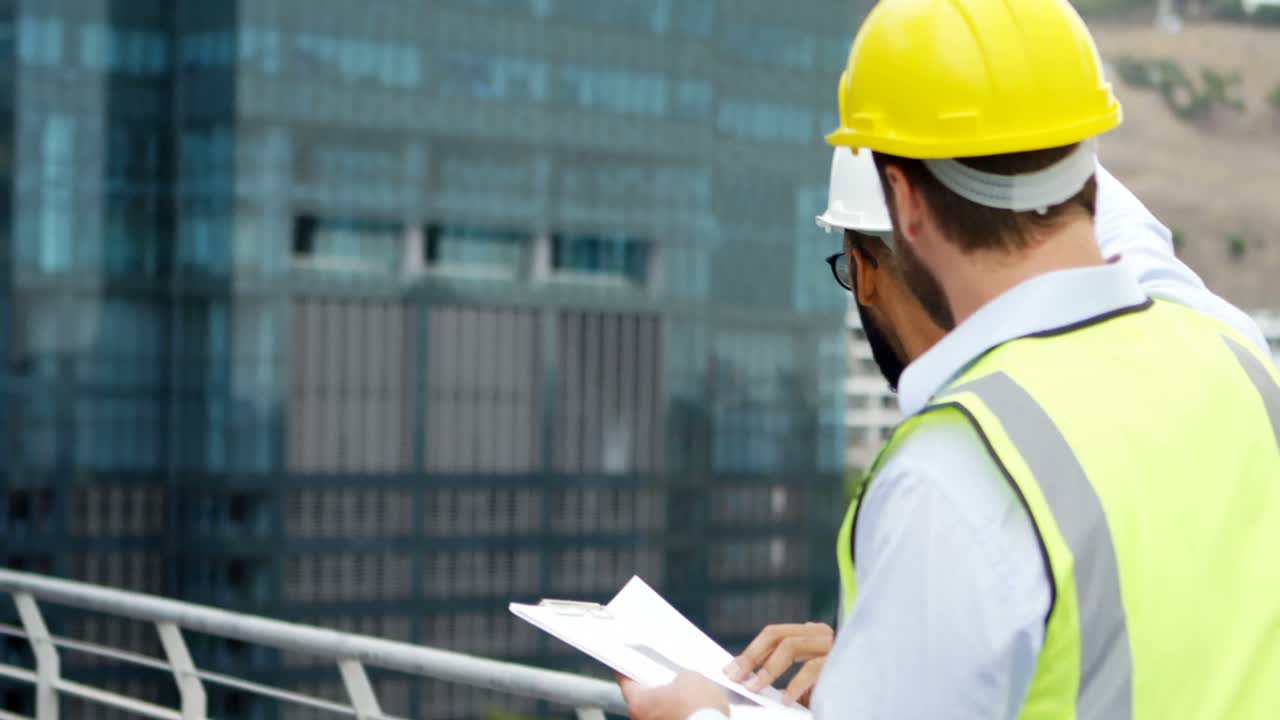 arquitectos discutiendo sobre el plan 4k