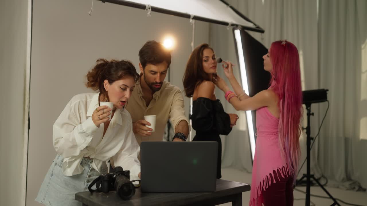 Dietro le quinte di un servizio fotografico