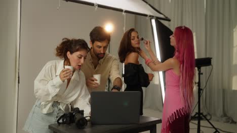 detrás de las escenas de una sesión de fotos