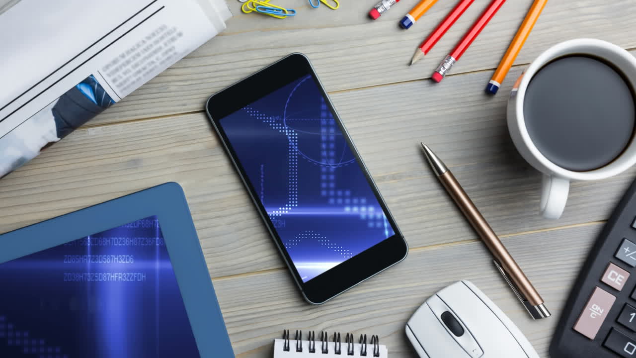 animación de un teléfono inteligente y una tableta con procesamiento de datos en las pantallas