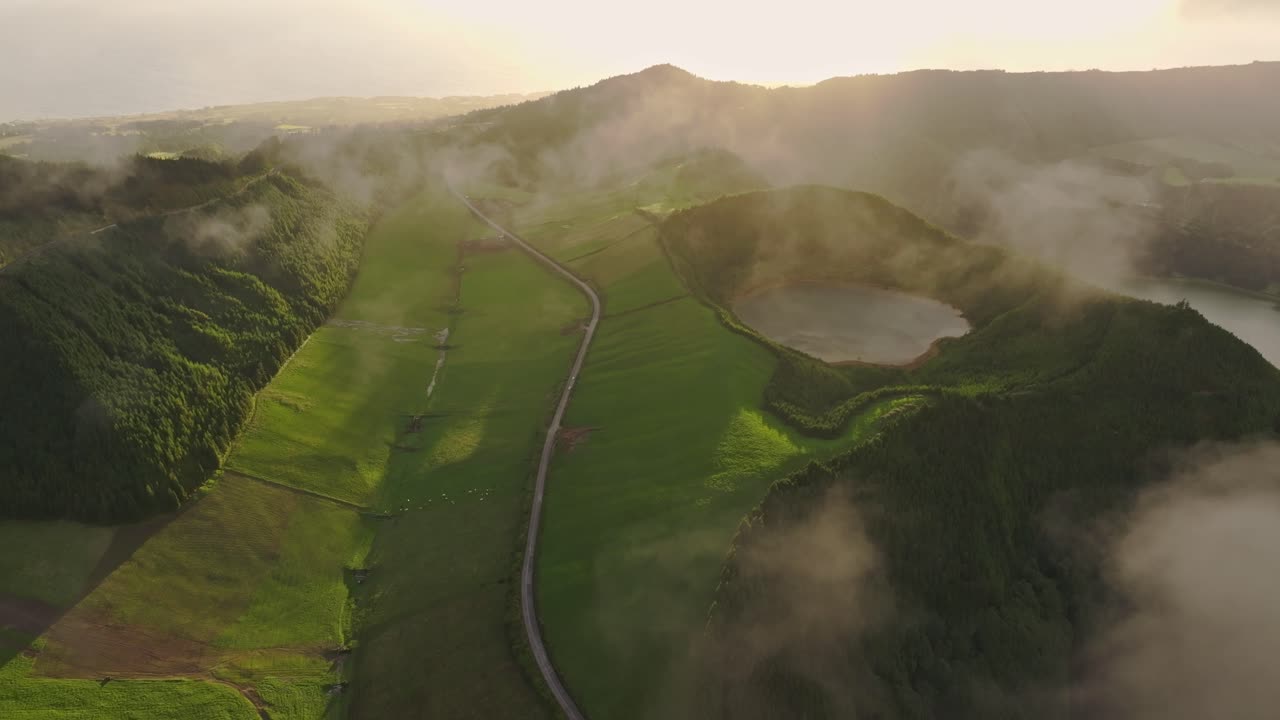 해가 지는 동안 lagoa das sete cidades sao miguel의 낮은 구름 - 드론 촬영