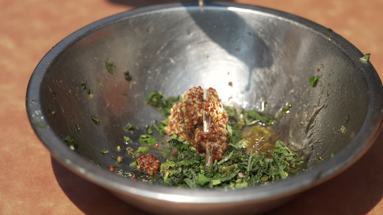 verter aderezo de vinagreta en una ensalada saludable con mostaza a la antigua