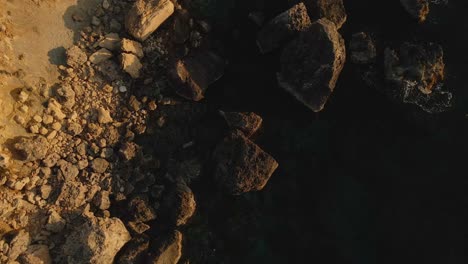 Impresionante-Vista-Aérea-De-Una-Tierra-Seca-Y-Mineral-En-La-Costa-Mediterránea-En-La-Suave-Luz-Del-Crepúsculo,-Malta