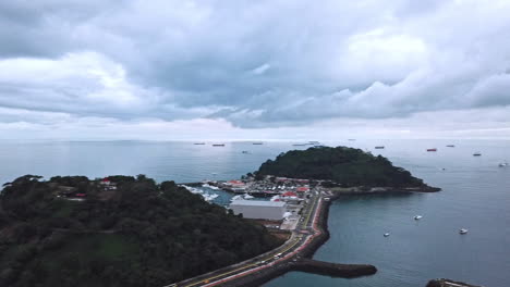 Toma-Aérea-De-La-Ciudad-Con-Mar-Y-Barcos-En-La-Bahía,-Panorámica-De-360-Grados