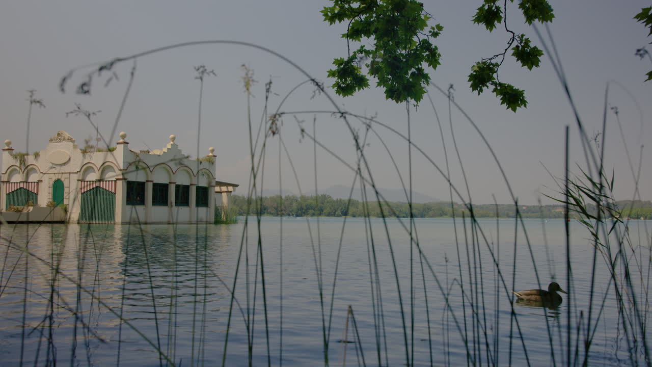 el lago de banyoles en cataluña, españa
