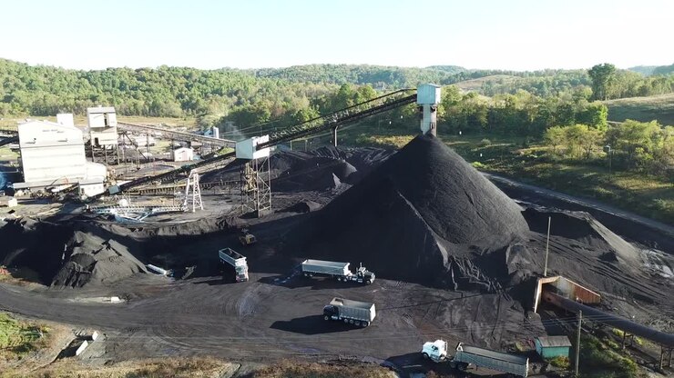 một chiếc máy bay trên một mỏ than ở tây virginia