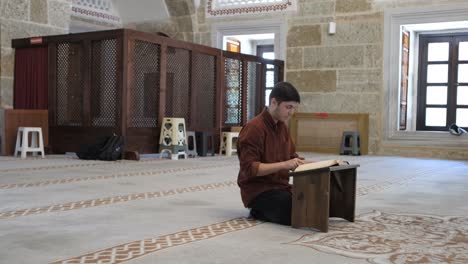 Muslim-reading-quran