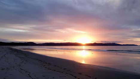 Puesta-De-Sol-Vibrante-Reflejada-En-La-Playa-De-La-Bahía-De-Los-Espíritus-En-Northland,-Isla-Norte-De-Nueva-Zelanda