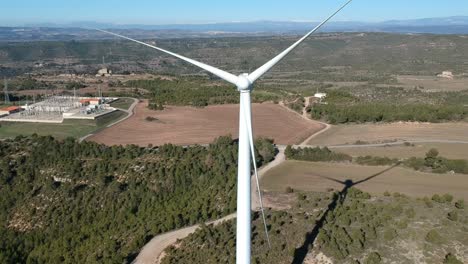 Vistas-Aéreas-De-Molinos-De-Viento-Con-Las-Montañas-Al-Fondo-En-Cataluña