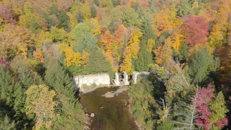 Ruinas-De-Carburo-Willson,-Parque-Gatineau,-Lago-Lac-Meech,-Chelsea,-Quebec,-Sendero-Trans-Canada,-Vista-Aérea-De-Drones-En-Un-Día-Soleado-De-Otoño