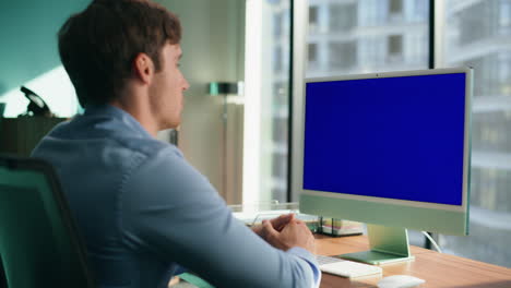 empleado desconocido hablando monitor de pantalla azul primer plano. ceo gestando video chat