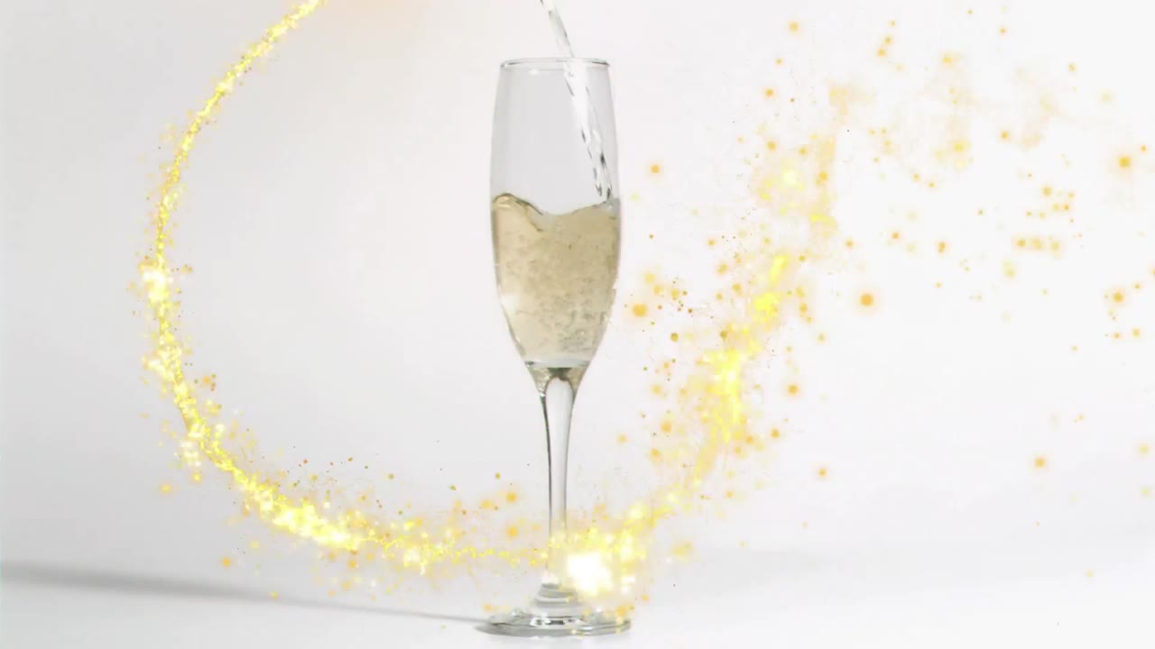 animación de fuegos artificiales moviéndose alrededor de champán vertiendo en flauta sobre fondo blanco