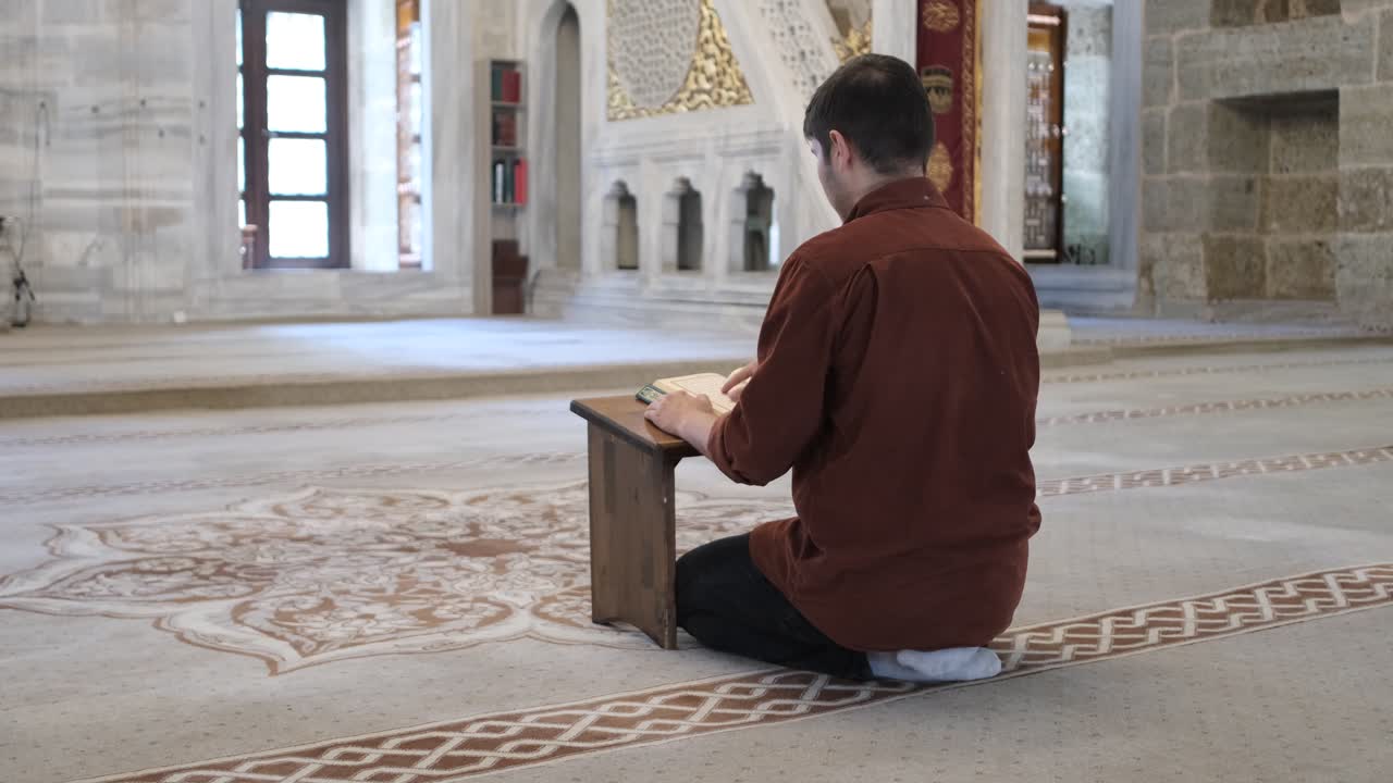 모스크에서 꾸란을 읽으세요.