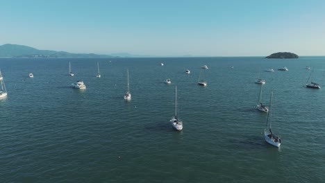 miles de barcos anclados frente a la famosa playa jureré internacional