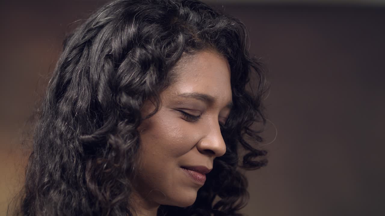 젊고 매력적인 라티나, 흑인 또는 혼혈 여성이 얼굴 마스크를 착용합니다.