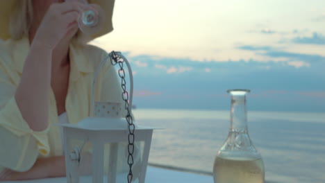 Couple-toasting-with-wine-in-beach-restaurant