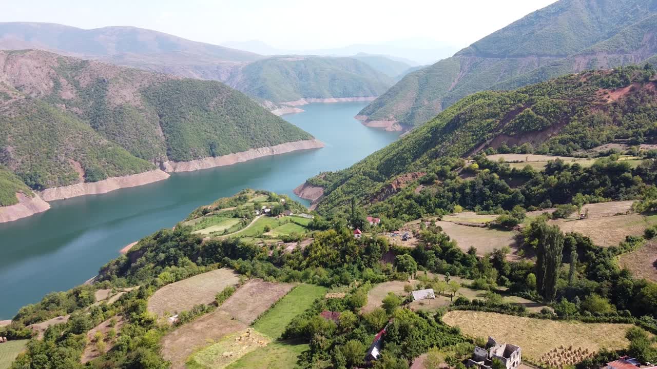 Arnavutluk, Fierze'deki Drin Nehri - Koman Gölü'ne doğru yeşil vadi ve su rezervuarının havadan görünümü.