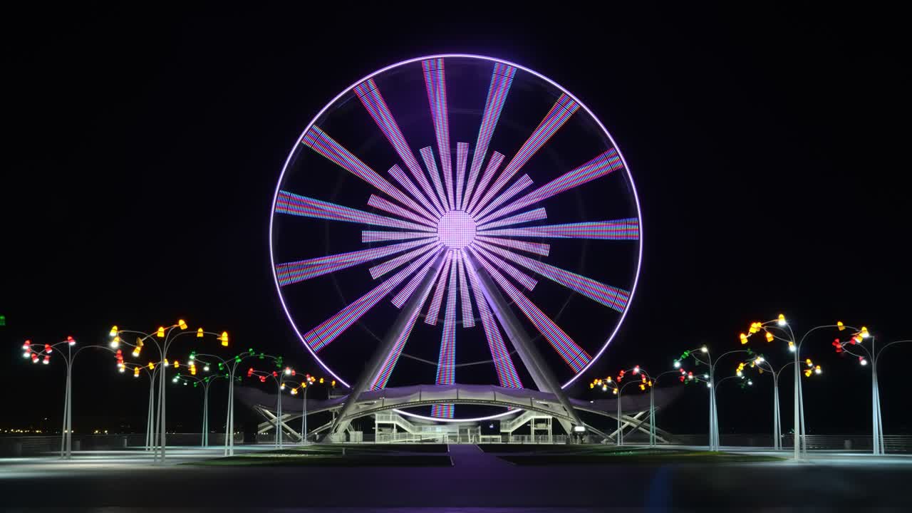 카스피 해 연안의 바쿠에 있는 페리스, 밤에는 불빛이 켜져 있습니다.