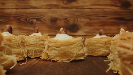 dulces orientales baklava en fondo de madera, hacer zoom en el video