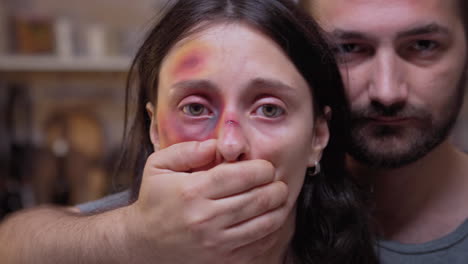 el rostro de la mujer víctima asustada