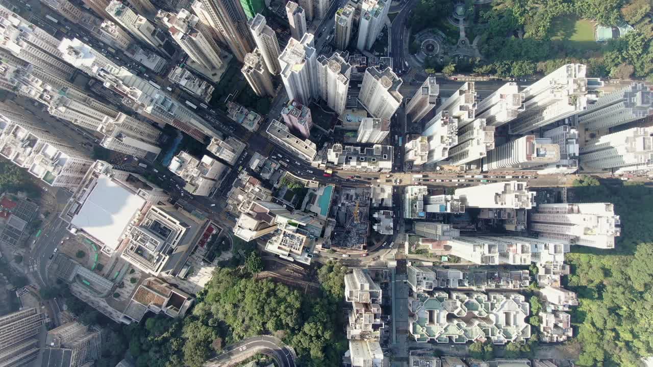 rascacielos del centro de la ciudad de hong kong y tráfico urbano, vista aérea