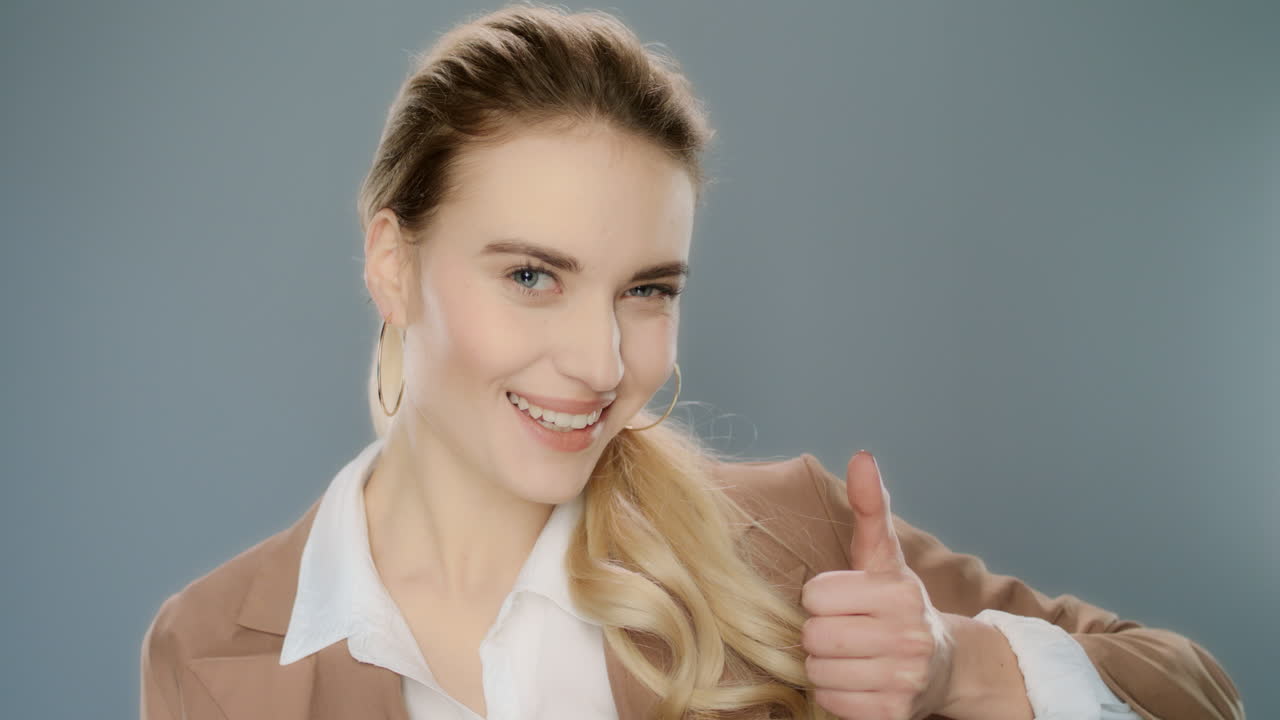 портрет успешной деловой женщины, показывающей большой палец вверх. уверенный профессионал