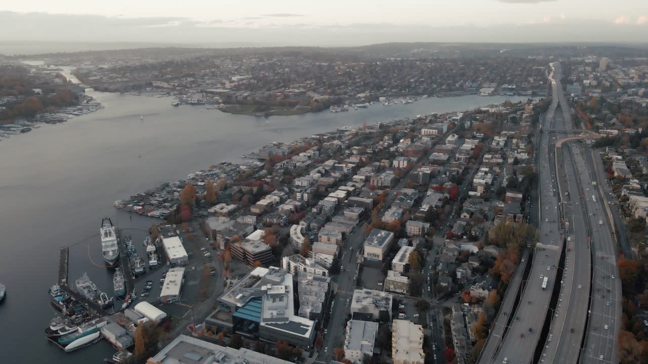 una toma aérea del establecimiento de lake union rodeada por una comunidad con el i5
