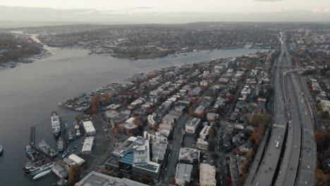 Toma-Aérea-De-Establecimiento-De-Lake-Union-Rodeada-Por-Una-Comunidad-Con-El-I5