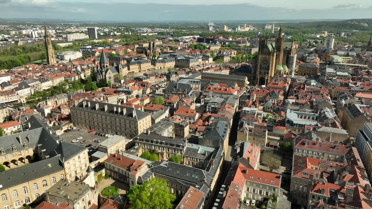 Ripresa aerea in allontanamento dal centro città di Metz con la Cattedrale di Santo Stefano