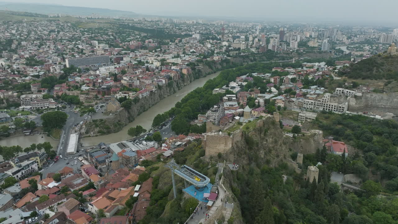 Pevnost Narikala, řeka Kura a stará čtvrť Tbilisi za zataženého dne.