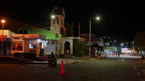 在加拉帕戈斯群島的聖塔克魯斯島的阿約拉港 (puerto ayora) 的街道對面夜晚景色