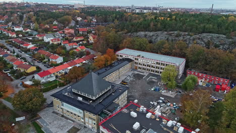 un gran edificio escolar en construcción en los suburbios de estocolmo, suecia