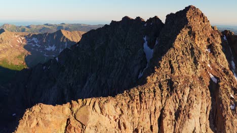 Mount-Eulos-Im-Norden,-Der-Laufsteg,-Sommergipfel,-Sonnenuntergang,-Schneekappe,-Fourteener,-Colorado,-San-Juan-Range,-Chicago-Basin,-Rocky-Mountains,-Sonnenlicht,-Windom-Peak,-Silverton,-Durango,-Juli,-Atemberaubend,-Schroffe-Nadeln,-Rauszoomen