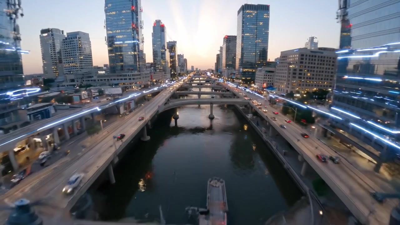 Un Impresionante Atardecer sobre un Bullicioso Paisaje Urbano con Rascacielos y Tráfico Vibrante Abajo en las Horas del Crepúsculo, Creando una Hermosa Vista Nocturna