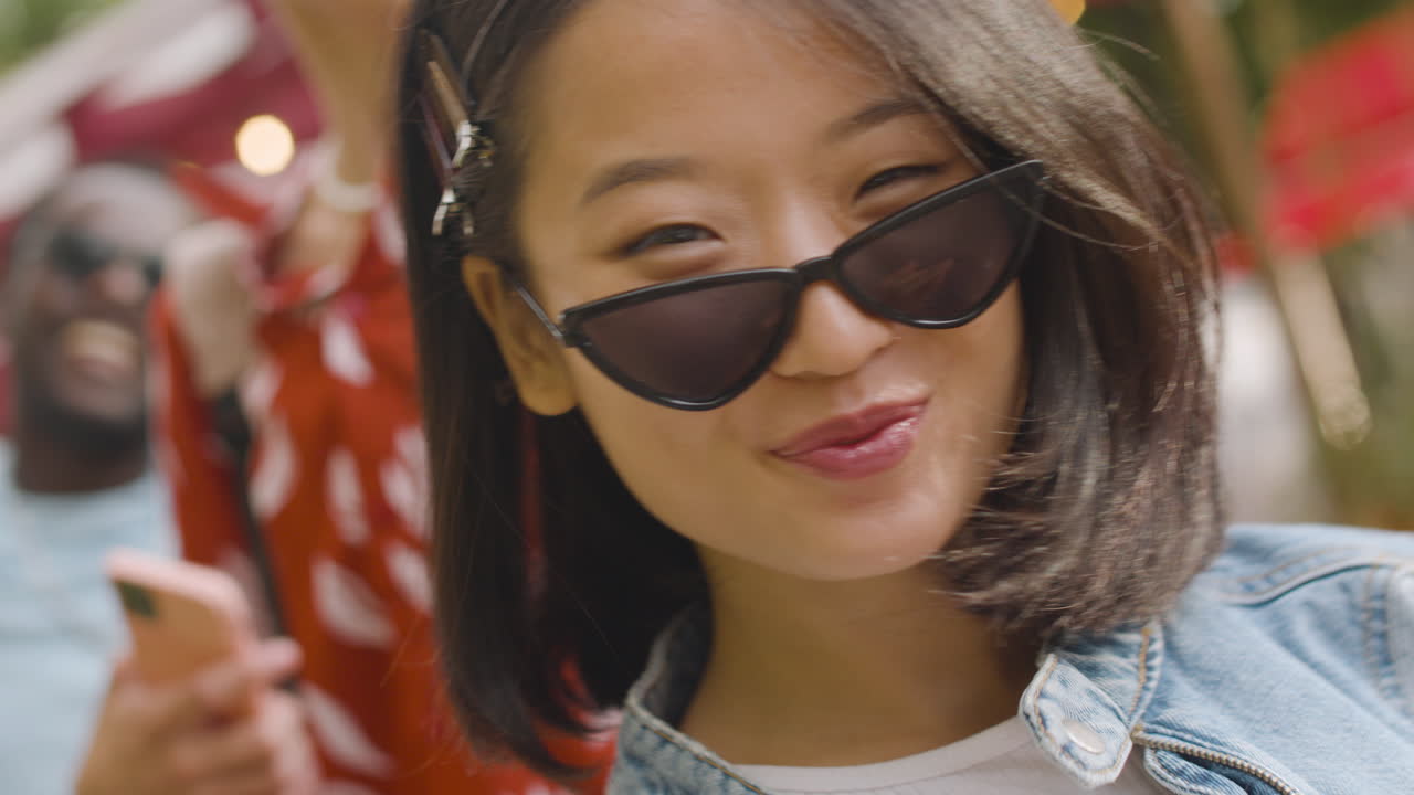 amigos en un festival de música al aire libre