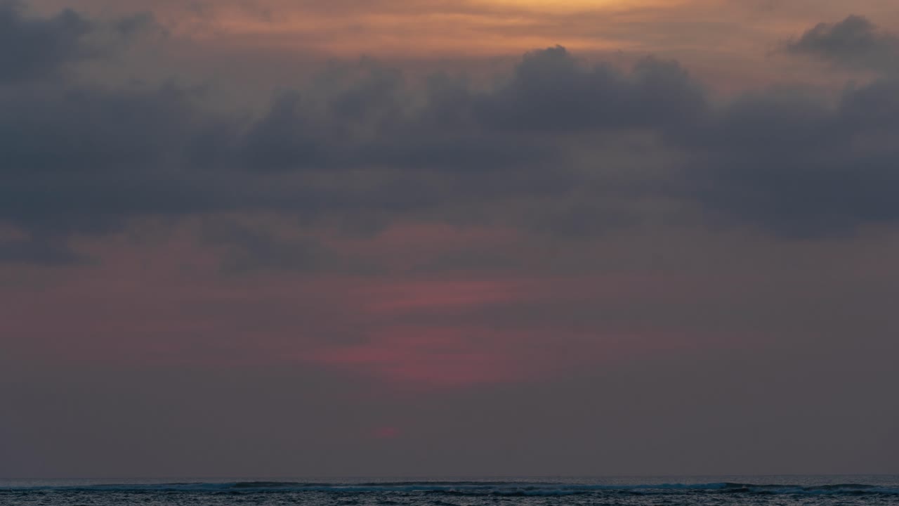 바다 위에서 극적인 해가 지는 모습