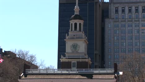 una vista maravillosa del salón de la independencia de filadelfia y la torre del reloj en la parte superior