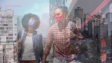 pareja afroamericana con máscara facial tomados de la mano caminando por la calle contra el paisaje urbano