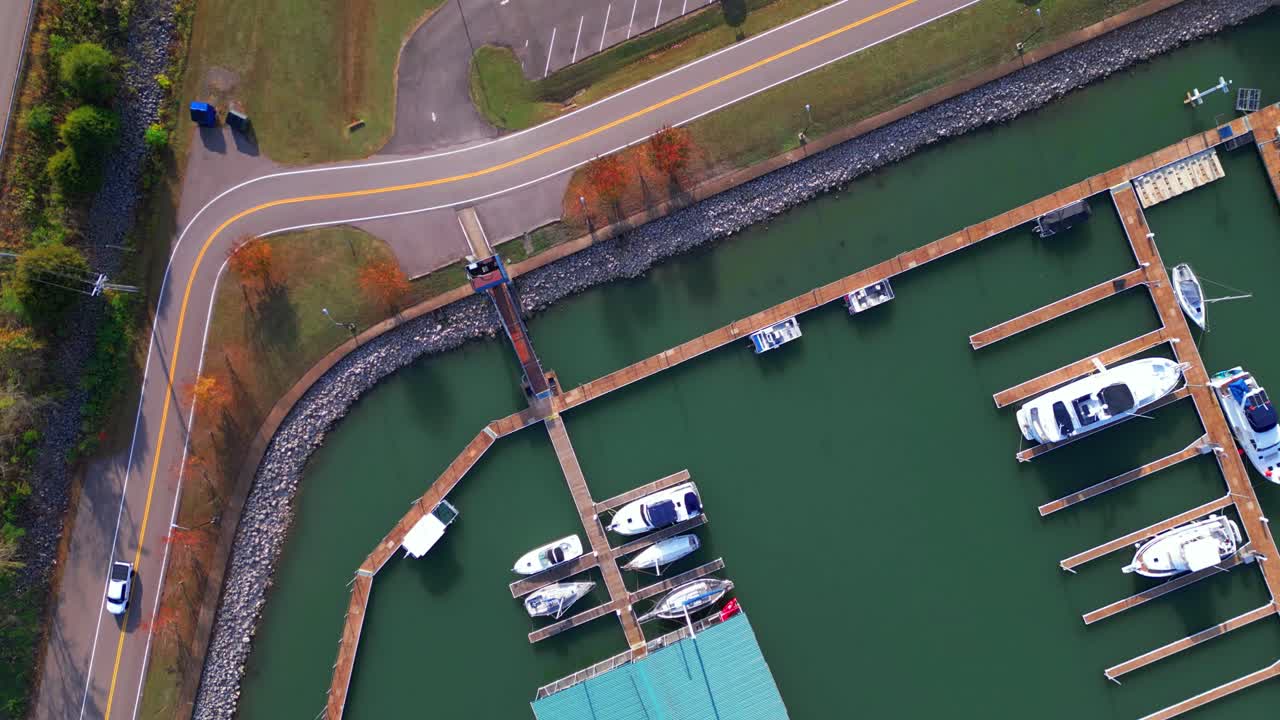 vista panorámica del puerto deportivo y el estacionamiento contiguo en paris landing, ubicado en tennessee