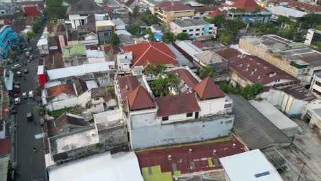 Palmeras-Que-Crecen-Desde-El-Interior-De-Un-Hotel-En-El-Centro-De-Malang.