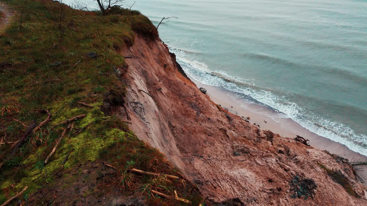 costa polaca del mar báltico después de la tormenta