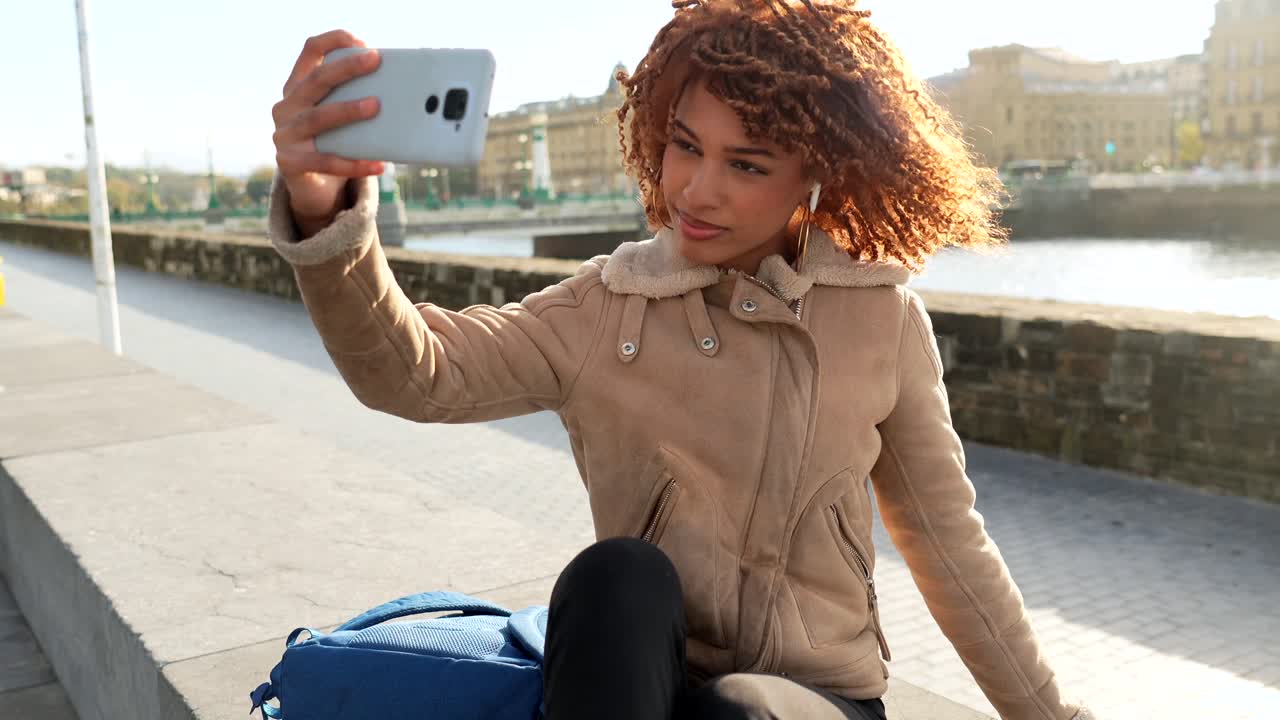 mujer tomando una selfie en la ciudad
